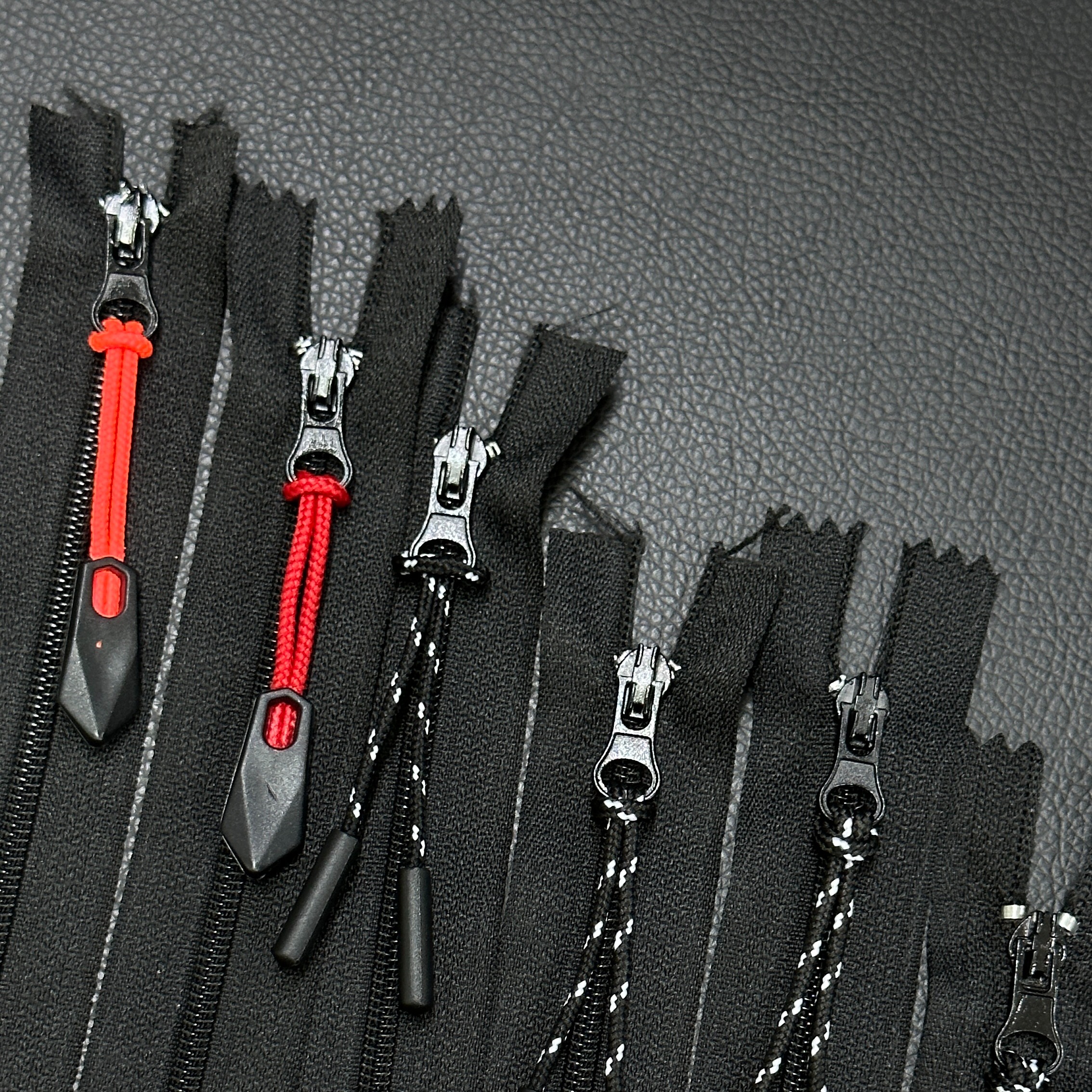 16'LI SIKI ÖRME SİYAH BEYAZ ÇİZGİLİ ELCİK (TIGHTLY KNITTED BLACK AND WHITE STRIPED PULLER )