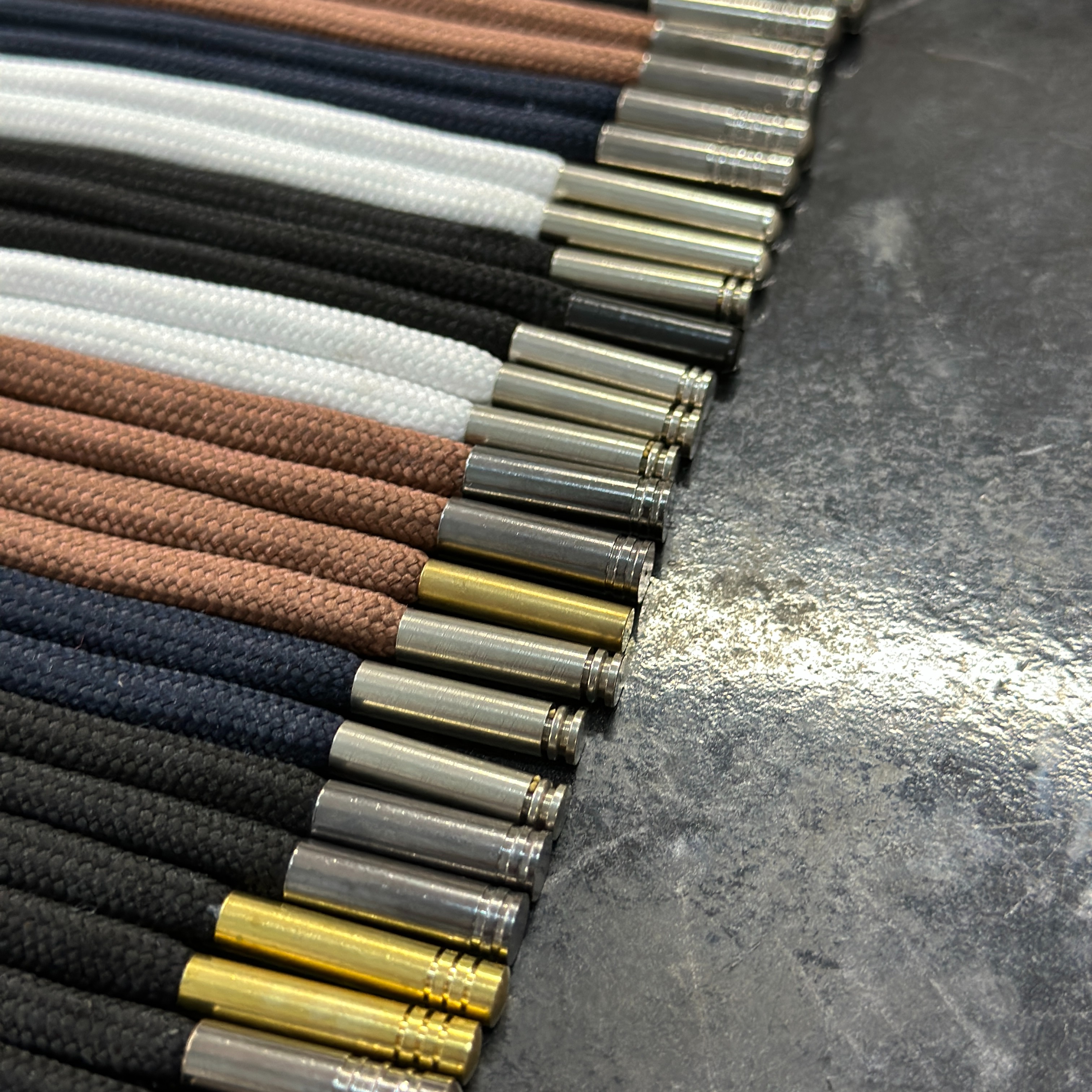 PİRİNÇ KAPSÜL UÇLU RENKLİ VE SİYAH DOLGULU POLYESTER KORDON  (COLORED AND BLACK FILLED POLYESTER CORD WITH BRASS CAPSULE END)